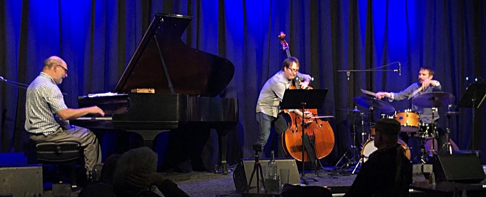 Flex on stage at Dazzle